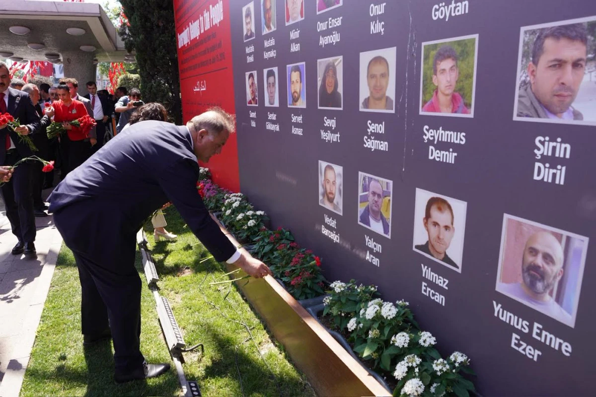 15 TEMMUZ ŞEHİTLERİ İBB ÖNÜNDE ANILDI