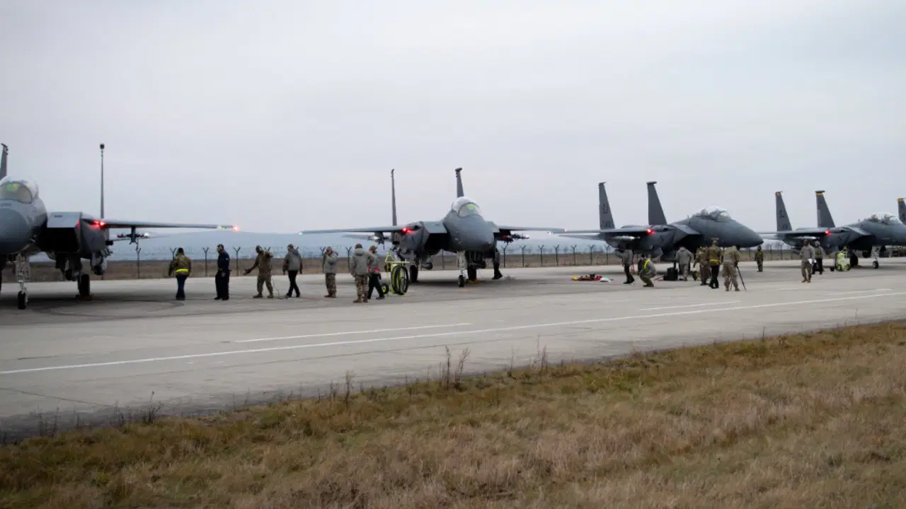 ABD'ye ait 12 adet F-22 tipi savaş u&ccedil;ağının, İsrail'de bir askeri &uuml;sse iniş yaptığı bildirildi