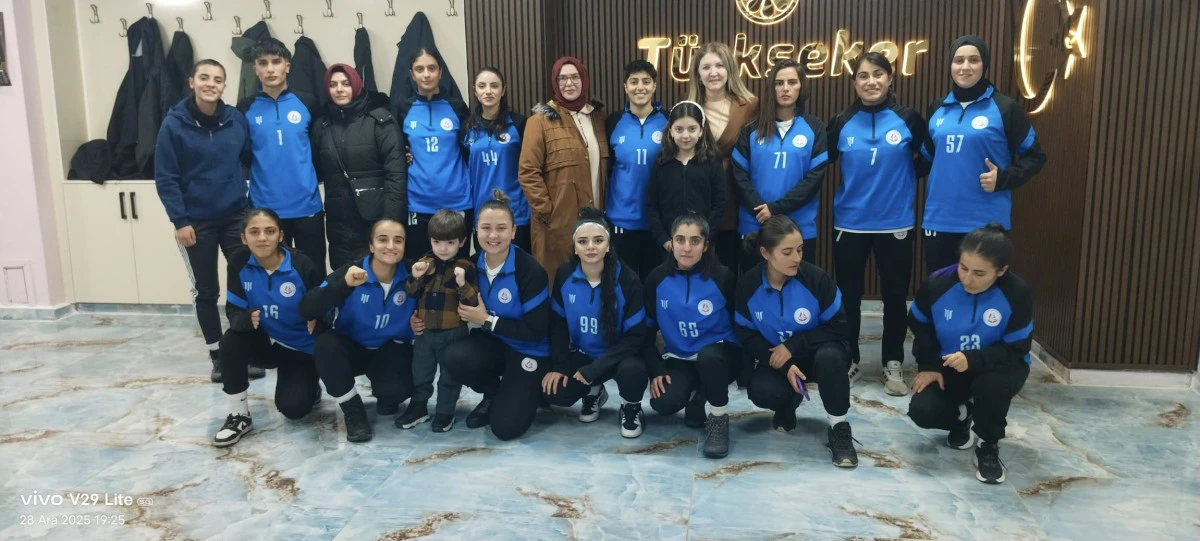 Ağrı Kadın Futbol Takımı zorluklara rağmen: İlk Yarıyı 2. Sırada Tamamladı