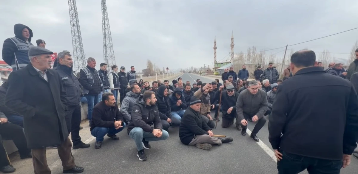 Ağrı Taşlı&ccedil;ay&rsquo;da Yol Tepkisi: Halk Uluslararası Yolu Trafiğe Kapattı