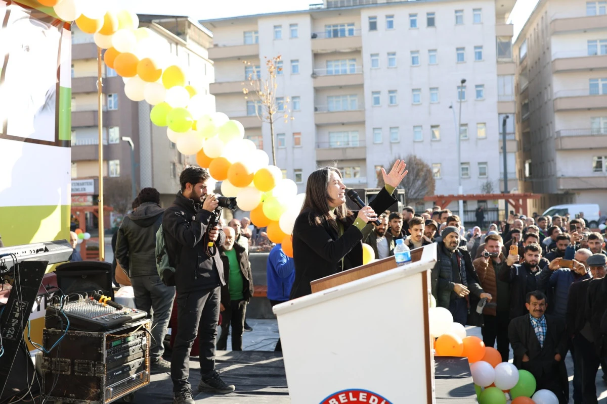 Ağrı’da Dengbêj Şakîro Kent Meydanı Coşkulu Bir Törenle Açıldı