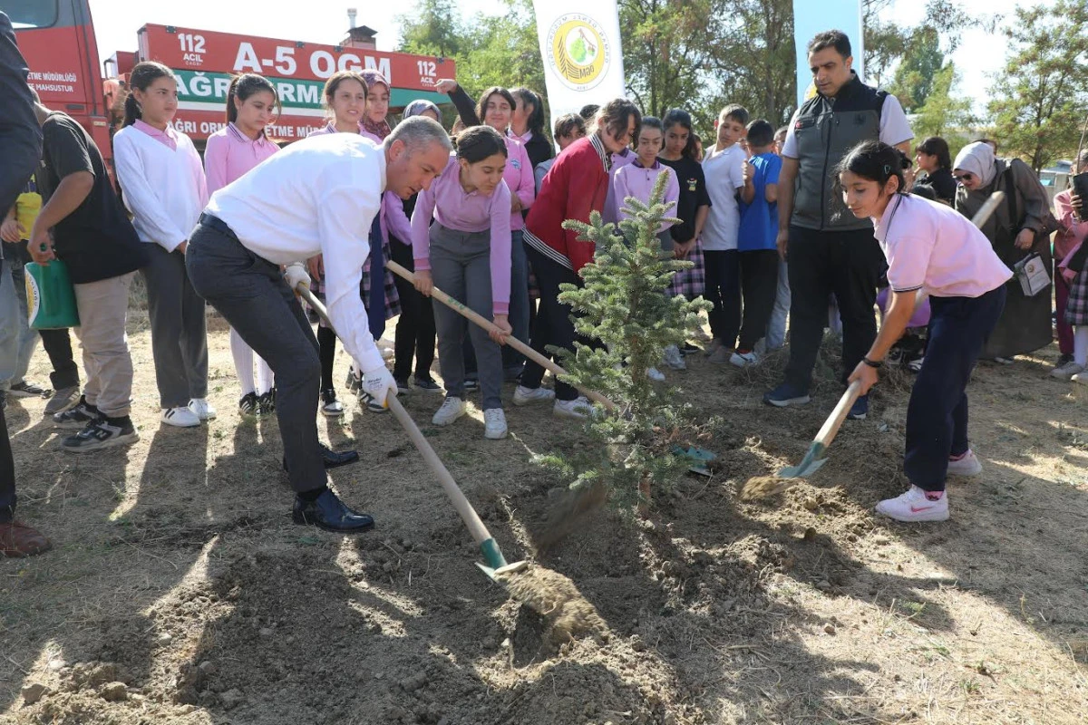 Ağrı’da öğrenciler “Yeşil Vatan” için fidan dikti