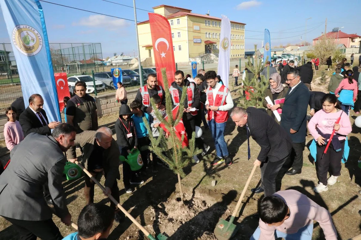 Ağrı’da “Türkiye Yeşeriyor, Gazze Güçleniyor” projesi kapsamında fidanlar toprakla buluşturuldu
