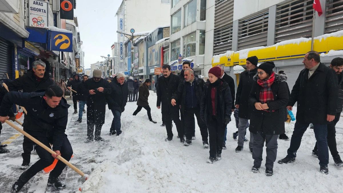 Ağrı&rsquo;da Yoğun Kar Yağışına Karşı Aralıksız &Ccedil;alışmalar devam ediyor