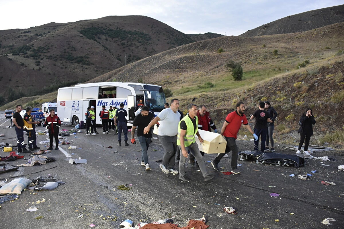 Ağrı’dan İzmir’e Seyehat eden Otobüs Kaza yaptı 