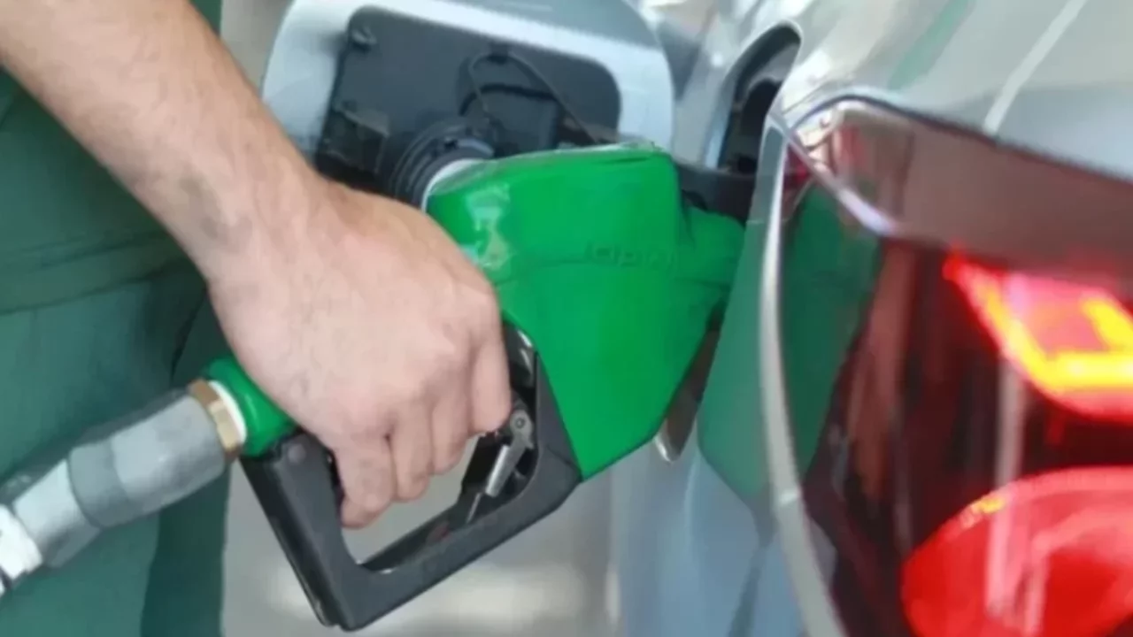 Akaryakıta bir zam daha