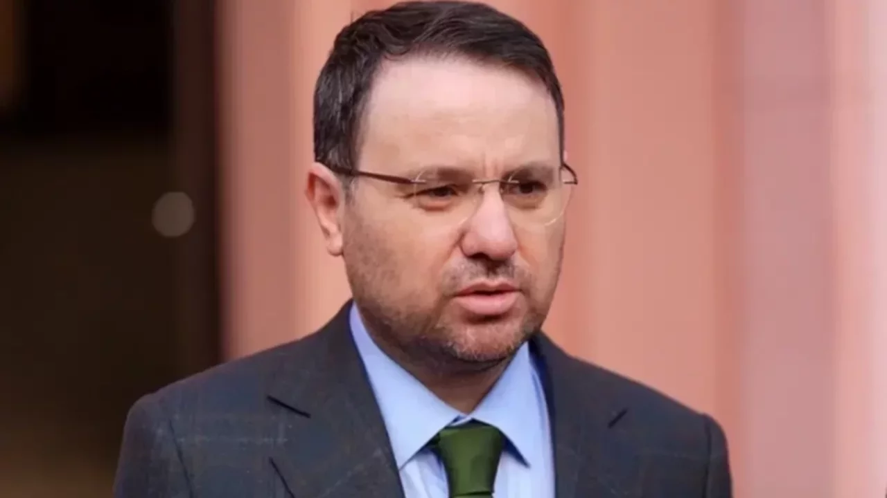 Akın G&uuml;rlek duyurdu: 'Sosyal medyaya kimlikle girilecek'