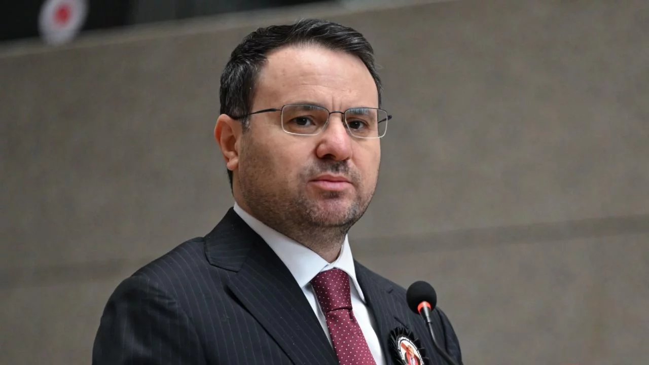Akın G&uuml;rlek'ten 'boşanma ve nafaka' a&ccedil;ıklaması