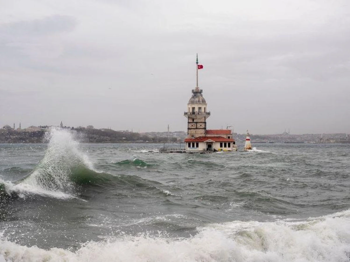 AKOM UYARDI: İSTANBUL'DA G&Ouml;K G&Uuml;R&Uuml;LT&Uuml;L&Uuml; SAĞANAK VE DOLU RİSKİ