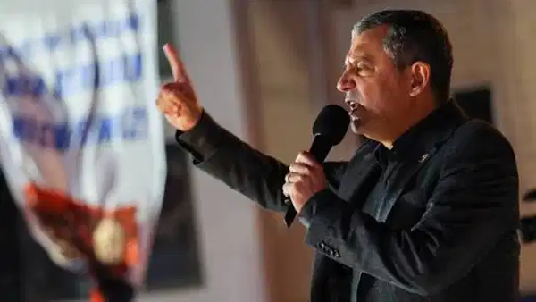 AKP'nin 'İzmir' paylaşımına &Ouml;zg&uuml;r &Ouml;zel'den yanıt gecikmedi!