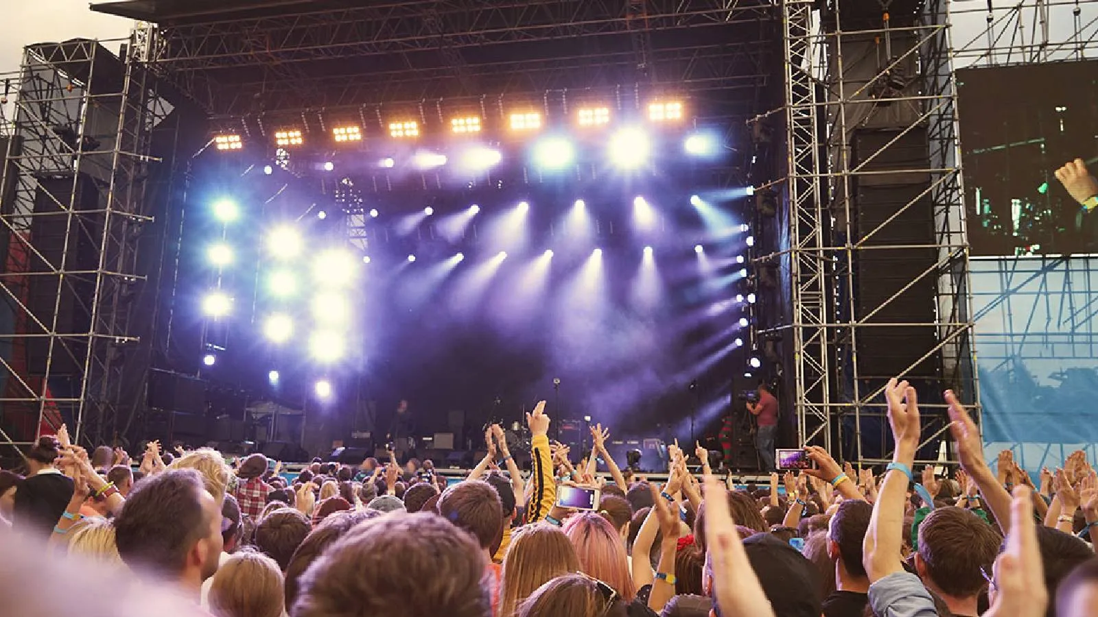 Alkoll&uuml; i&ccedil;kilere yeni yasaklar: Festival sponsorluğu, satış, tanıtım, g&ouml;r&uuml;n&uuml;rl&uuml;k sınırlamaları geliyor