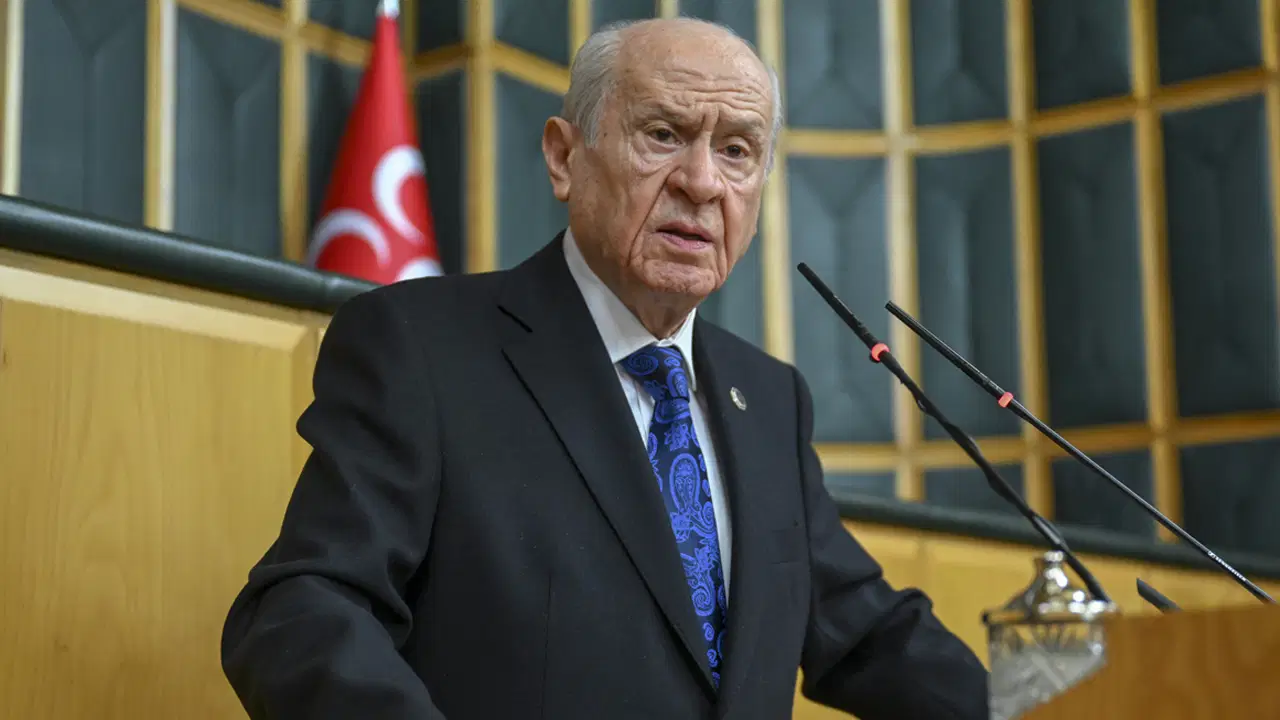 Bah&ccedil;eli'den k&uuml;rs&uuml;de kritik mesajlar