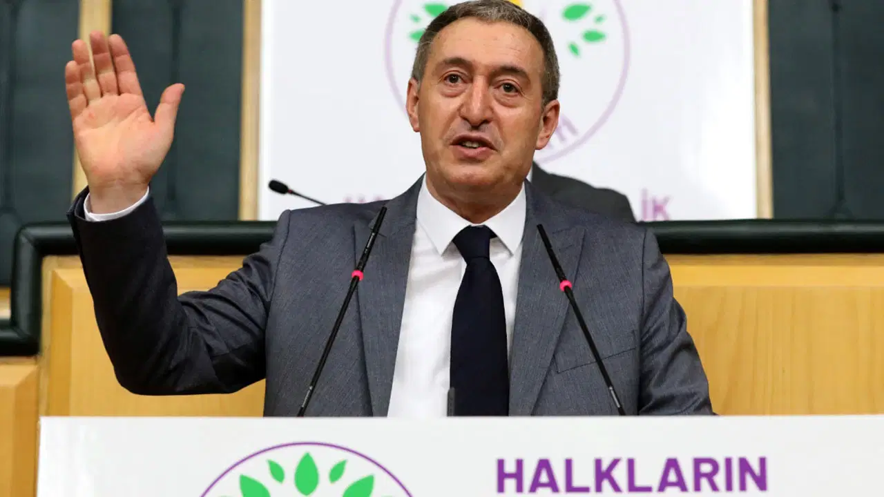 Bakırhan; İsrail Şam'ın g&ouml;beğinde Başkanlık binasını bombalarken g&ouml;r&uuml;nmez olan o egemenliğiniz, s&ouml;z konusu K&uuml;rtler olunca bir anda g&ouml;r&uuml;n&uuml;yor oluyor.