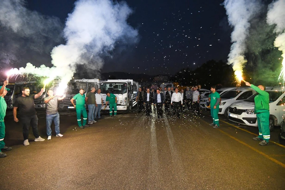 Başkan Aydın G&uuml;ne Temizlik Emek&ccedil;ileriyle Başladı