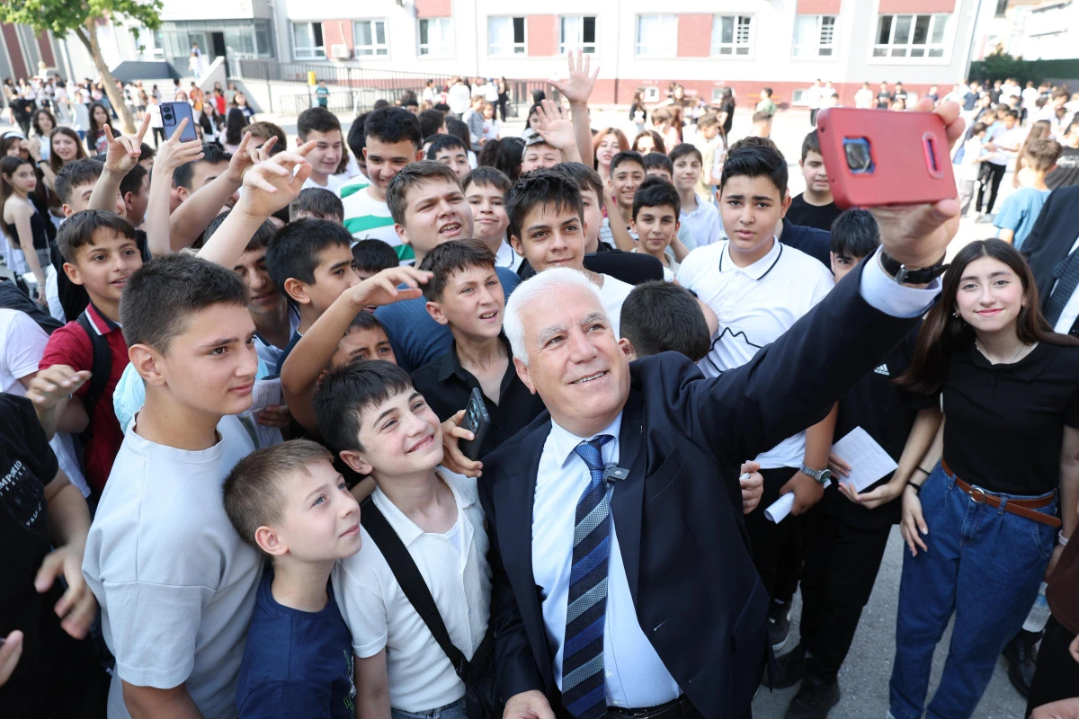Başkan Bozbey, öğrencilerin karne sevincine ortak oldu