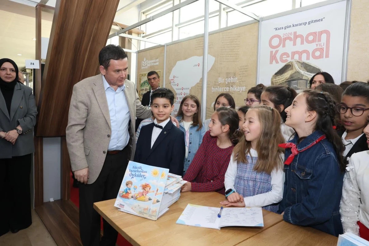 Başkan Erkan Aydın Bursa 23. Kitap Fuarı&rsquo;nda &Ccedil;ocuk Yazarlarla Buluştu