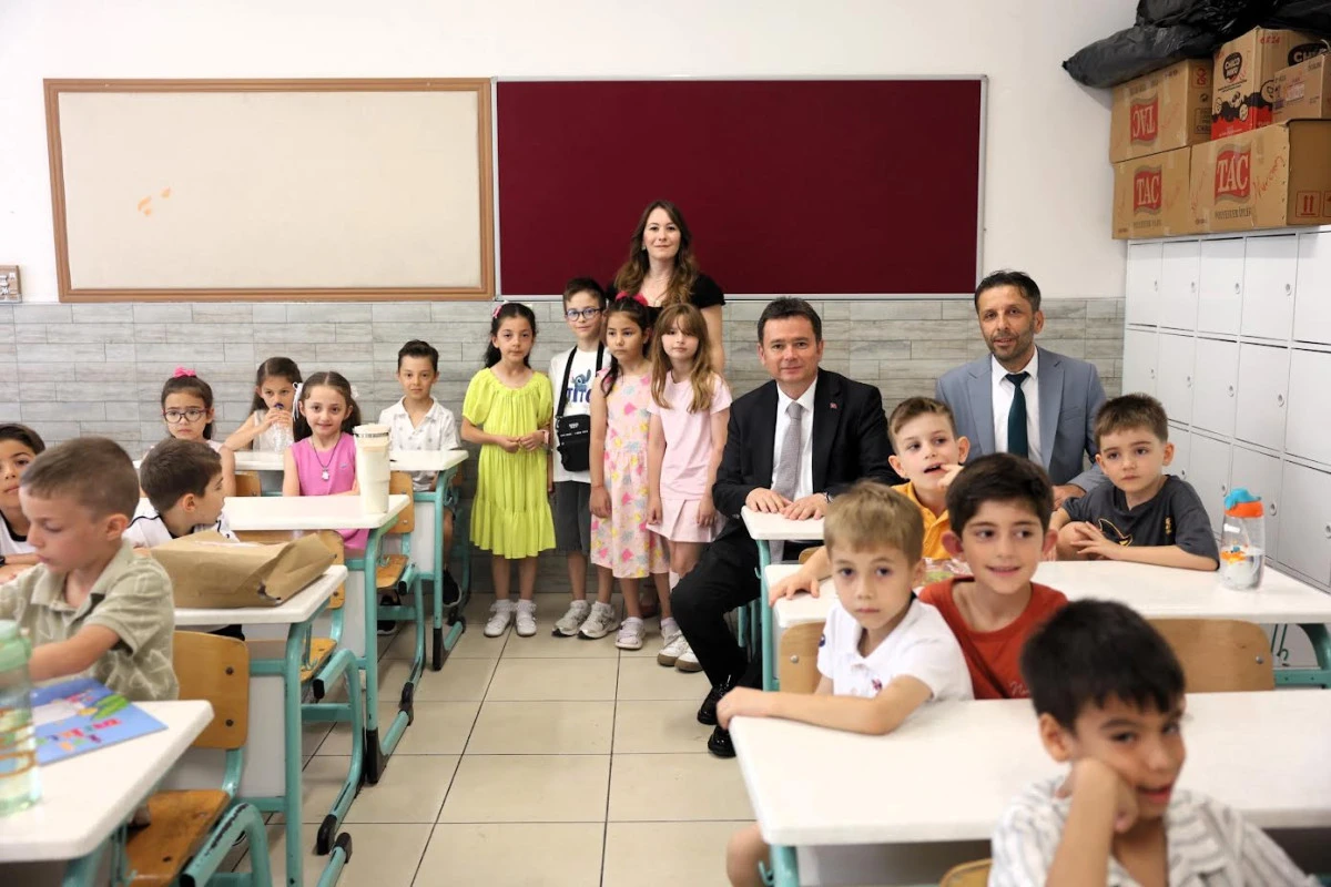 Başkan Erkan Aydın &Ouml;ğrencilere Karnelerini Verdi