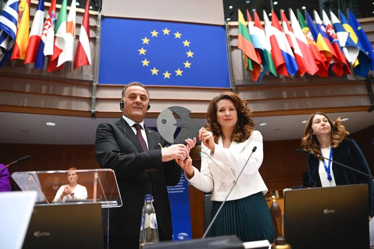 BR&Uuml;KSEL&rsquo;DE İMAMOĞLU&rsquo;NA ULUSLARARASI &Ouml;D&Uuml;L PAWEŁ ADAMOWİCZ &Ouml;D&Uuml;L&Uuml; EKREM İMAMOĞLU&rsquo;NA VERİLDİ