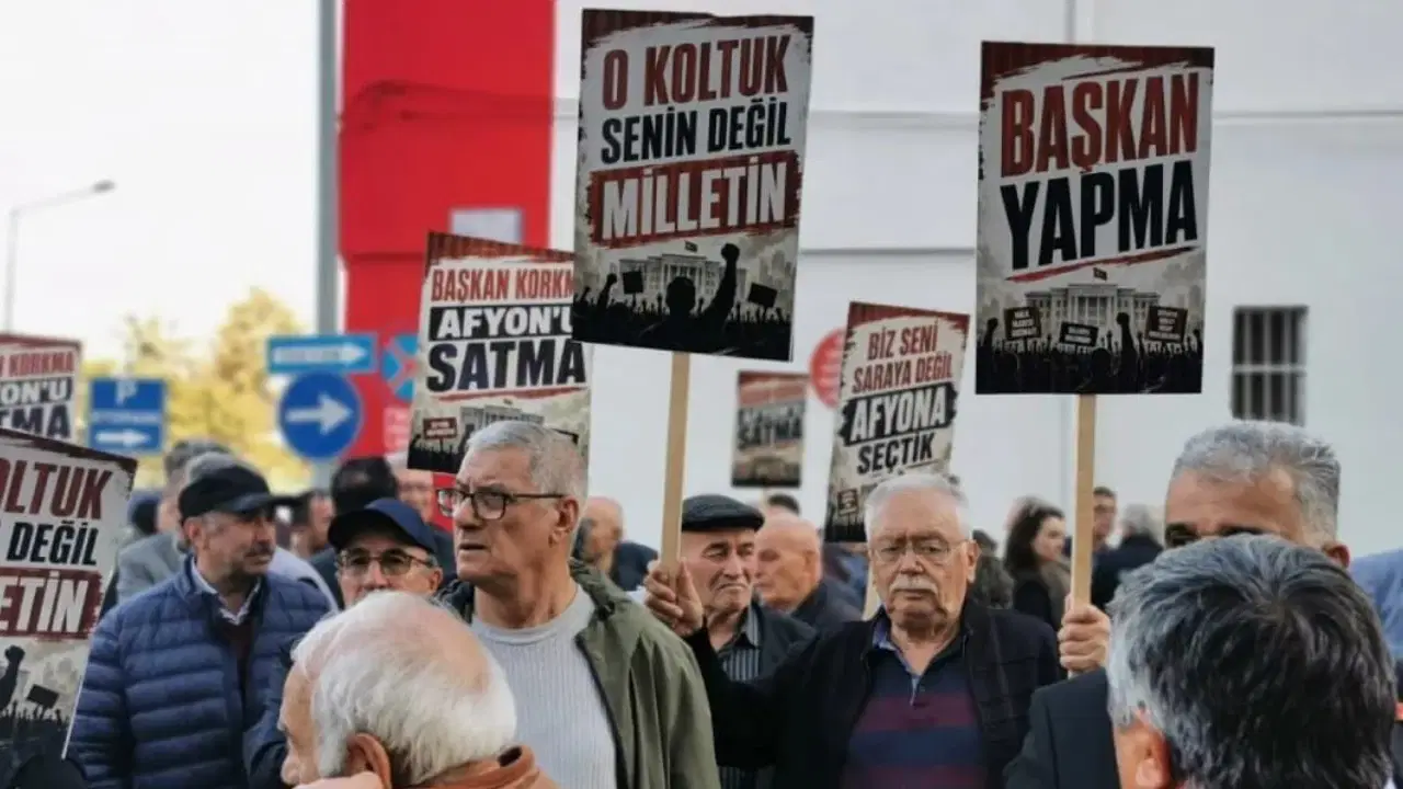 Burcu K&ouml;ksal&rsquo;ın sessizliği CHP&rsquo;lileri sokağa d&ouml;kt&uuml;: &lsquo;Yapma Başkan!&rsquo;
