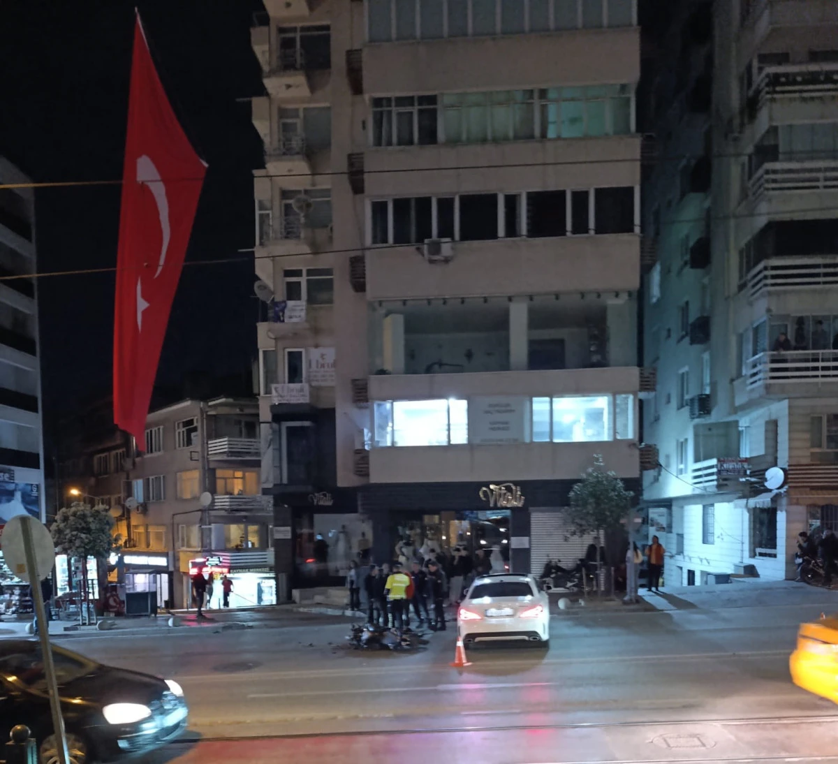 Bursa Altıparmak'ta kaza! &Ccedil;arpışmanın etkisiyle metrelerce s&uuml;r&uuml;klendi