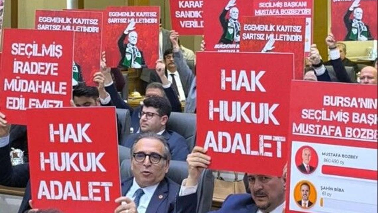 Bursa B&uuml;y&uuml;kşehir Belediye Meclisi&rsquo;nde Bozbey&rsquo;e Destek Sloganları: İlk Toplantıda Hareketli Dakikalar