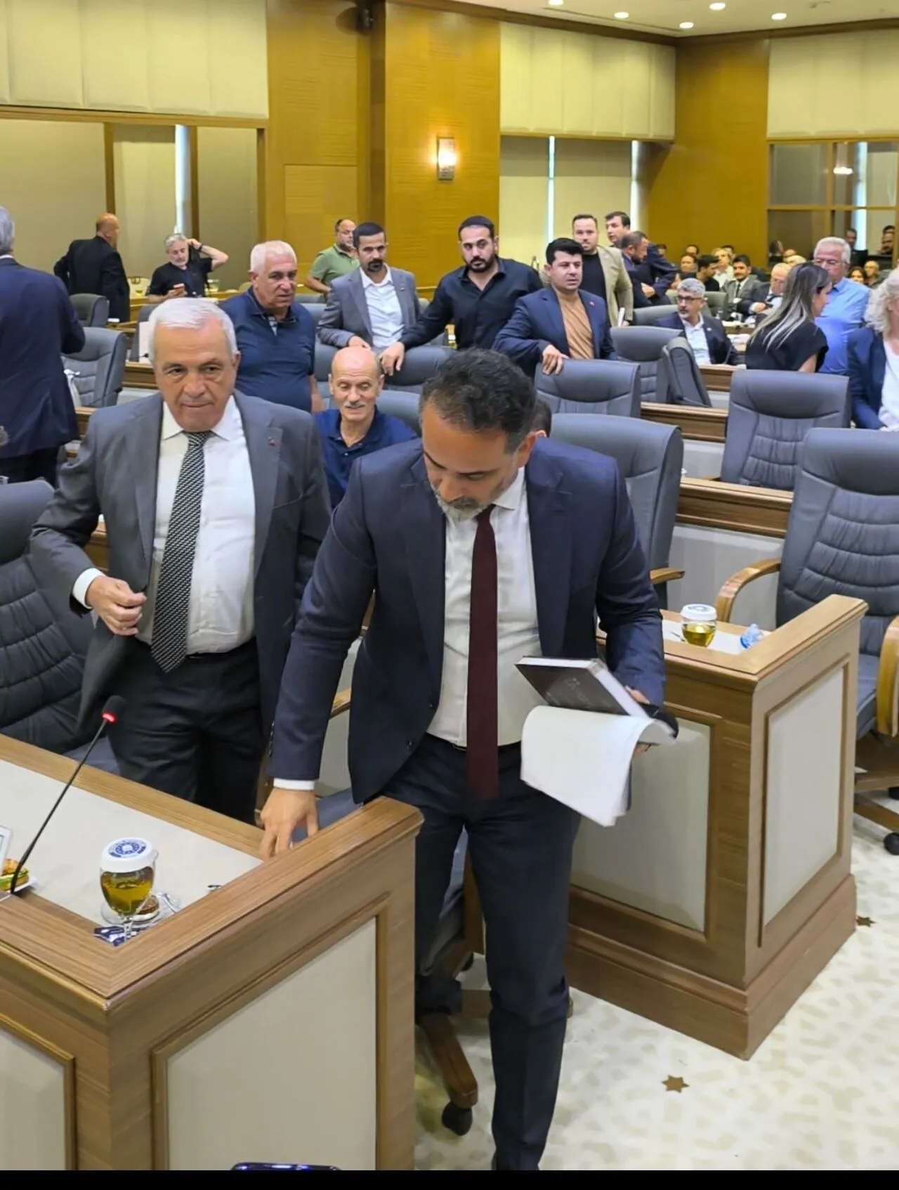 Bursa B&uuml;y&uuml;kşehir Belediye Meclisi'nde Gerginlik: CHP Grubu Salonu Terk Etti
