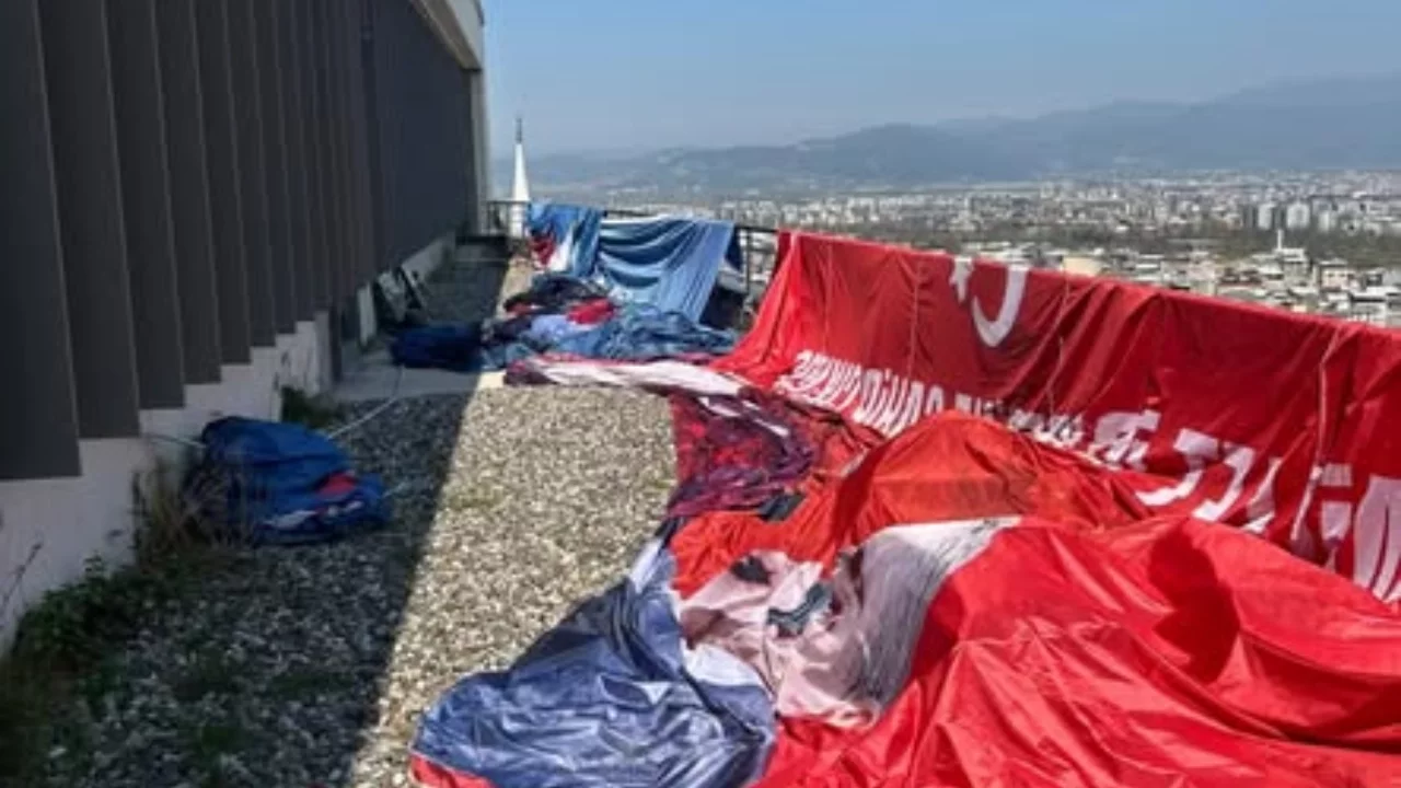 Bursa B&uuml;y&uuml;kşehir Belediyesi binasında asılı &Ouml;zel, İmamoğlu ve Bozbey fotoğrafları indirildi