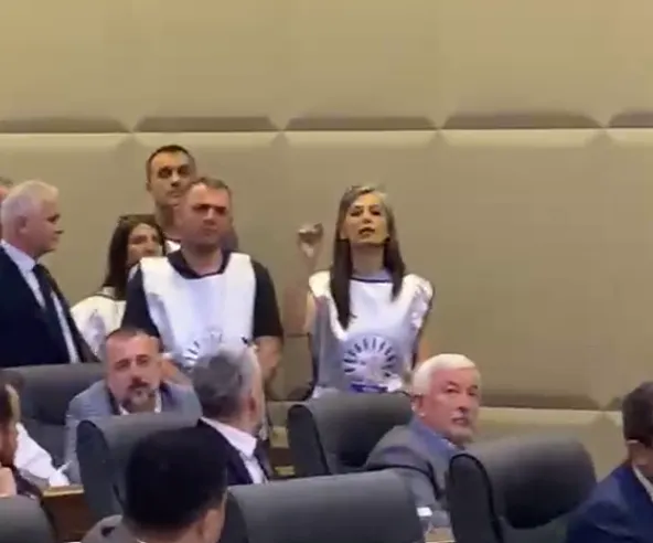 Bursa B&uuml;y&uuml;kşehir Meclisinde Tansiyon Y&uuml;kseldi: Hak Arayan Memura G&uuml;venlik Barikatı!