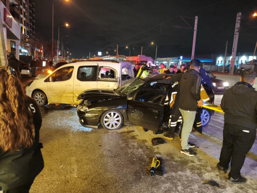 Bursa Değirmen&ouml;n&uuml;'nde gece yarısı kaza!