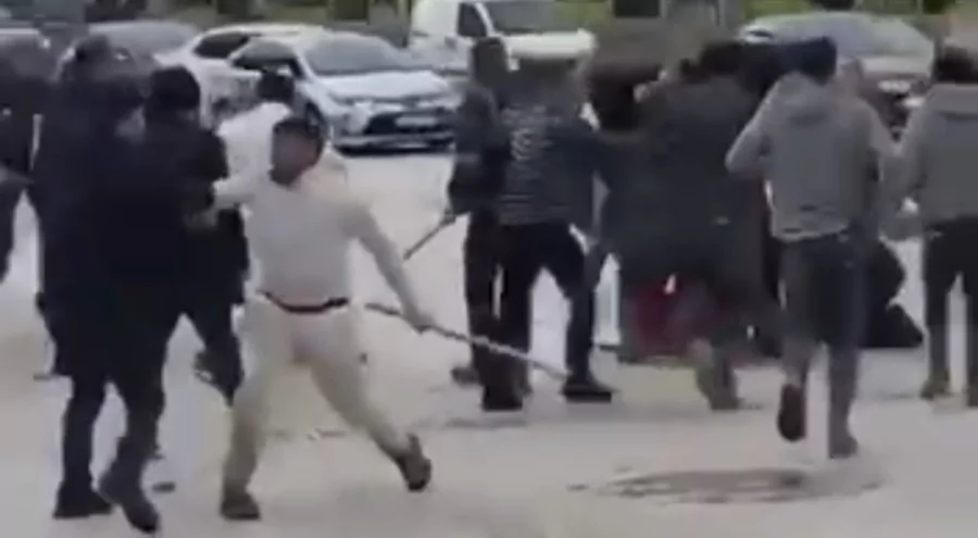 Bursa Emek Mahallesi'nde gergin anlar! Sopalı ve kasklı kavga kamerada