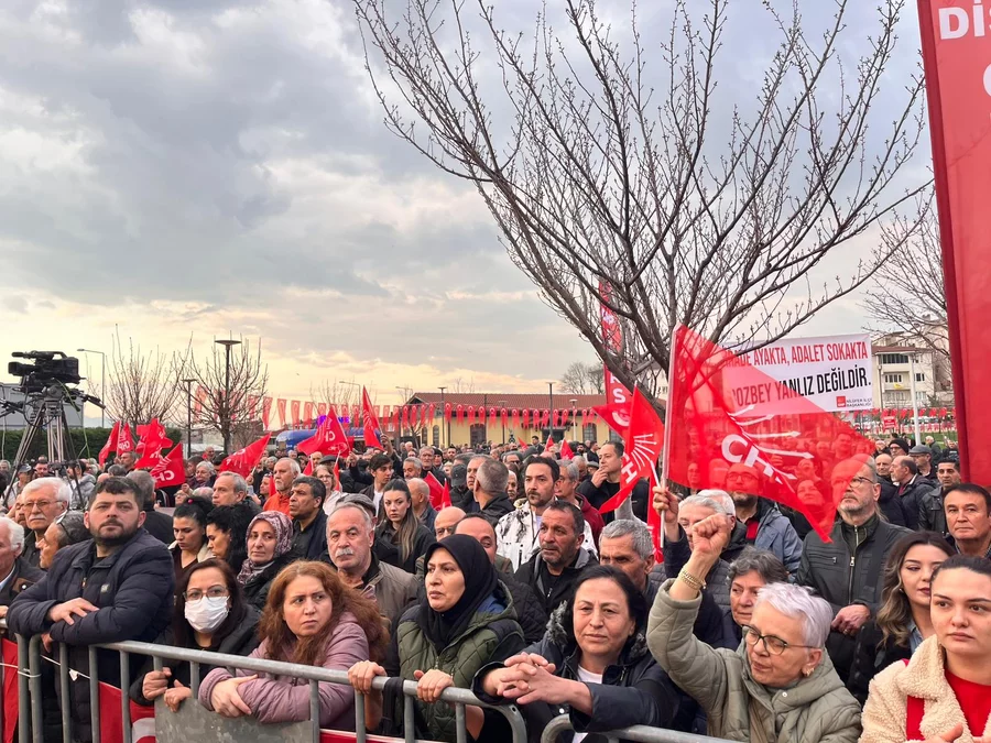 Bursa iradesine sahip &ccedil;ıkıyor! Bursalılardan Başkan Bozbey'e tam destek