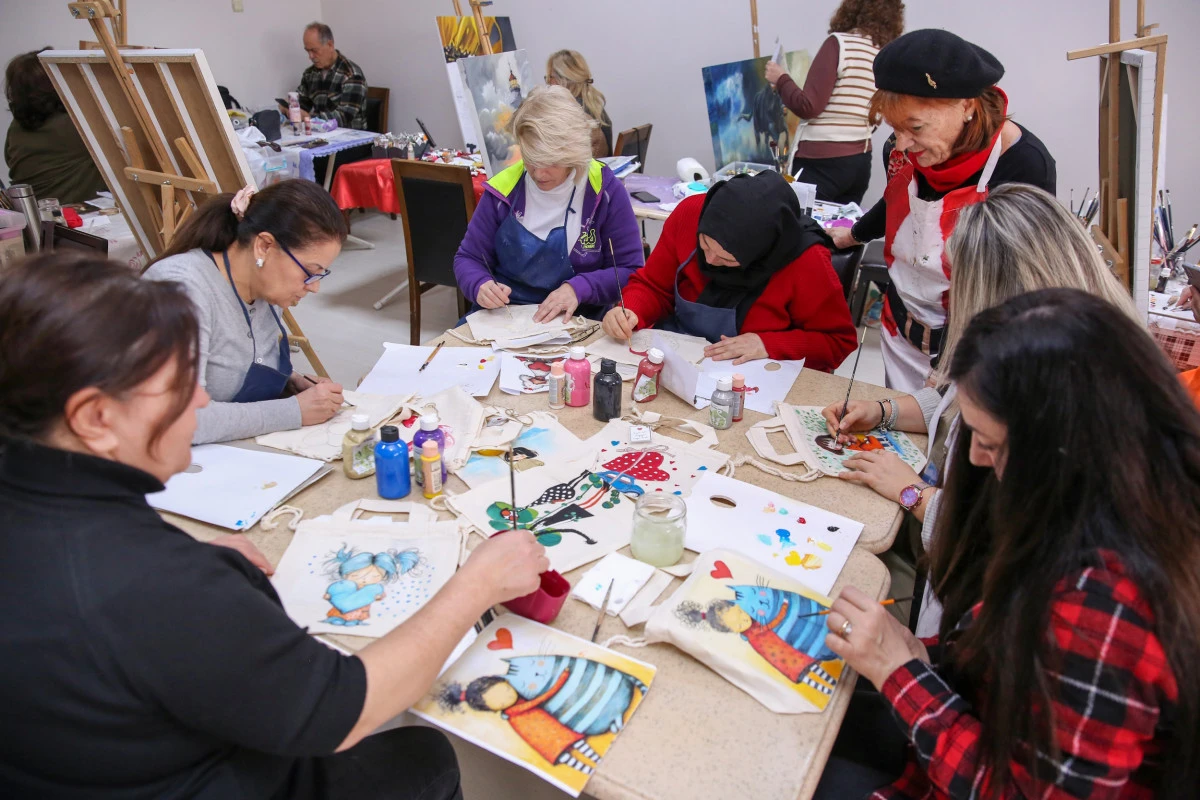 Bursa Kent Akademisi kursiyerleri, 14 Şubat Sevgi G&uuml;n&uuml; dolayısıyla &uuml;rettikleri el emeği &uuml;r&uuml;nleri L&Ouml;SEV&rsquo;e bağışladı.