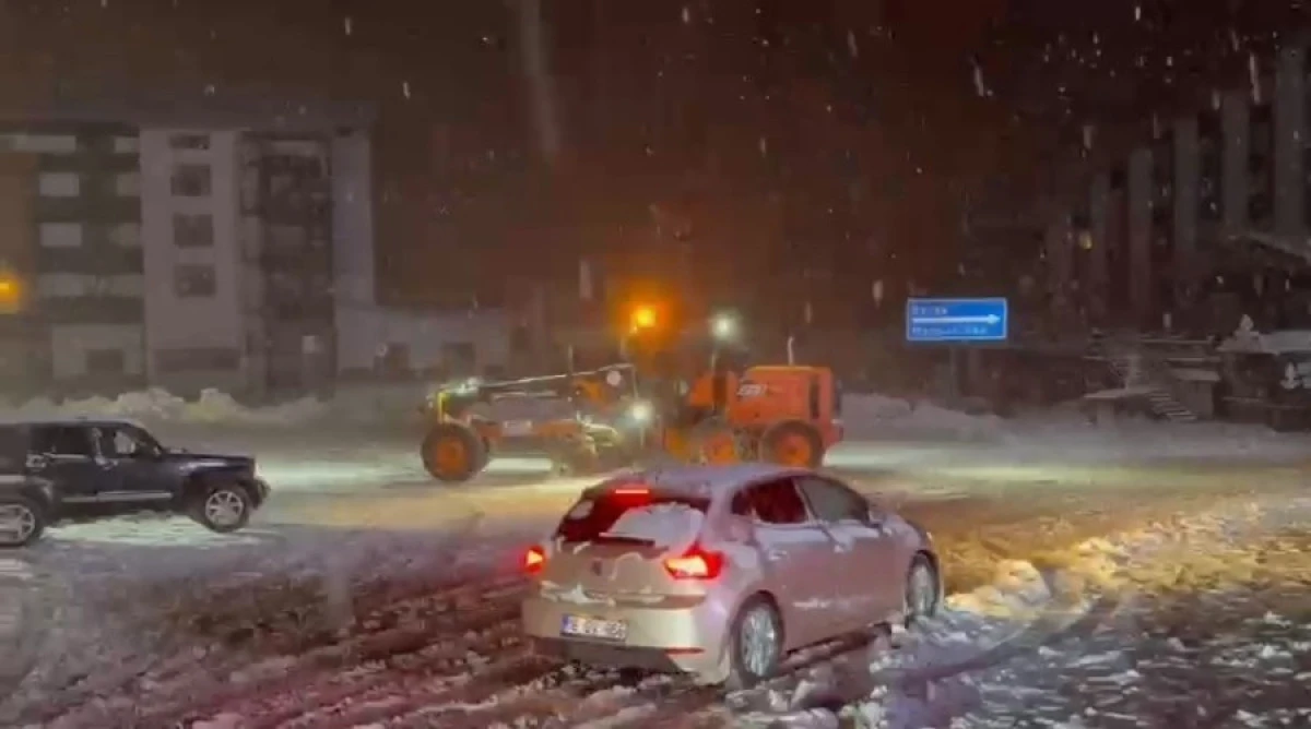 Bursa Uludağ'da yoğun kar var...Ekipler aralıksız çalışıyor