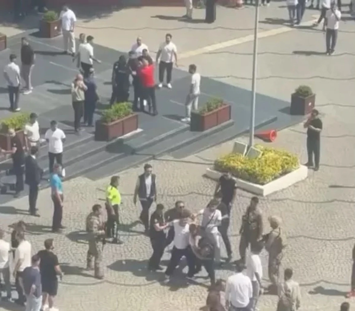 Bursa Uluyol Adliyesi &Ouml;n&uuml;nde Kavga: 3 Yaralı, 10 G&ouml;zaltı