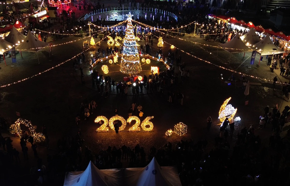 Bursa Yeni Yıl Meydanı&rsquo;nda yılbaşı coşkusu