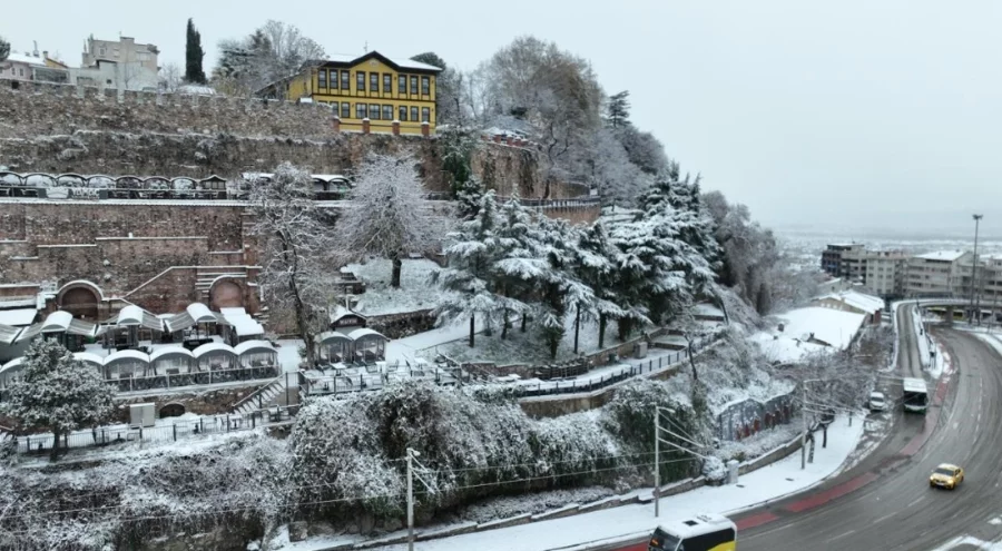 Bursa yeni yılın ilk g&uuml;n&uuml;ne karla uyandı.
