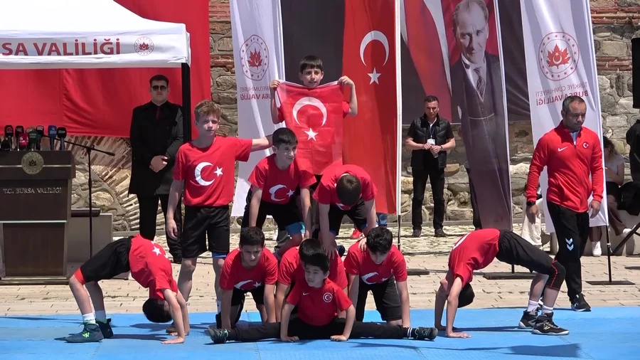 Bursa'da 19 Mayıs coşkusu! Meydanlar bayraklarla doldu