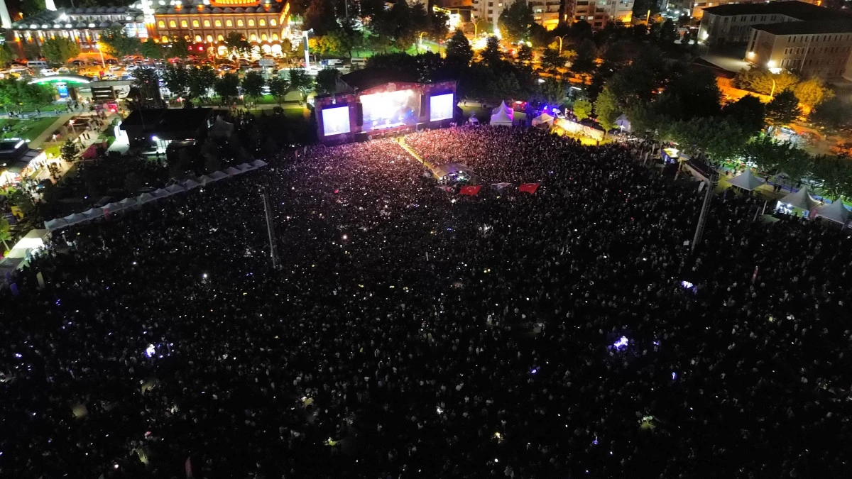 Bursa’da 19 Mayıs coşkusu ‘Mor ve Ötesi’ ile zirve yaptı