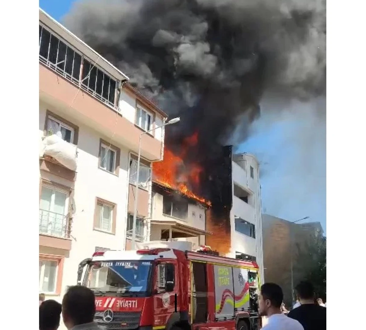 Bursa'da 2 katlı binanın &ccedil;atısında &ccedil;ıkan yangın s&ouml;nd&uuml;r&uuml;ld&uuml;