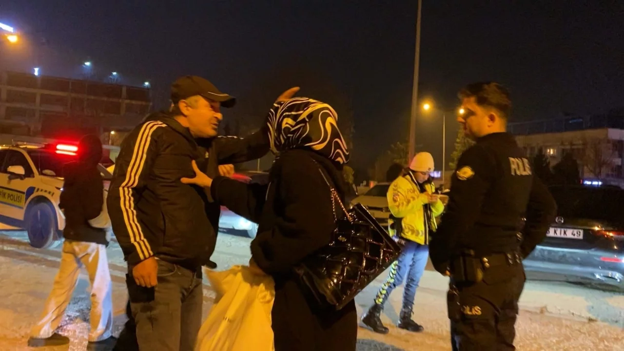 Bursa'da ara&ccedil;ta y&uuml;ksek sesli m&uuml;zik pahalıya patladı! 21 bin TL ceza, 30 g&uuml;n men...