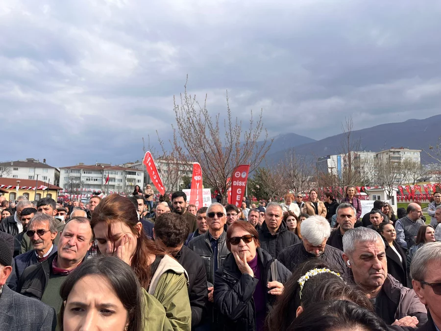 Bursa'da Başkan Bozbey'in tutuklanması B&uuml;y&uuml;kşehir'in &ouml;n&uuml;nde protesto edildi