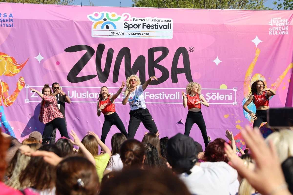 Bursa'da 'D&uuml;nya Dans G&uuml;n&uuml;'n&uuml; zumba yaparak kutladılar