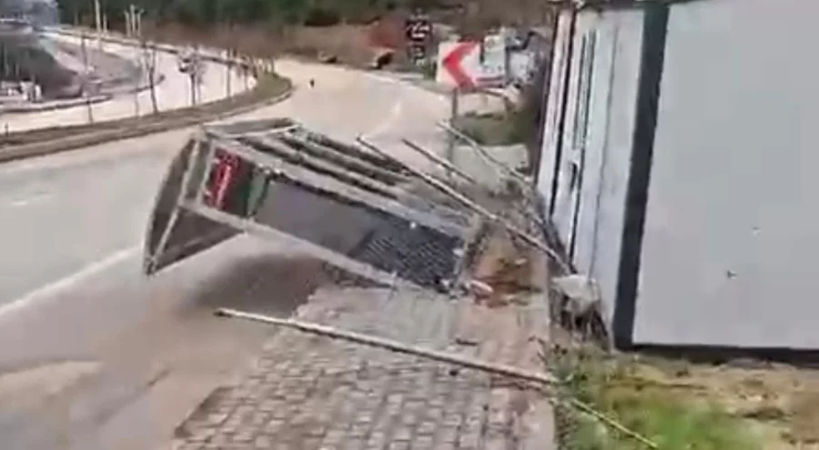 Bursa'da fırtına! &Ccedil;atı ve prefabrik evler u&ccedil;tu, ağa&ccedil;lar kırıldı