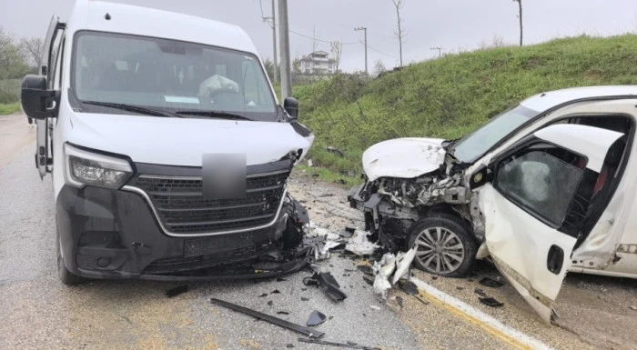 Bursa'da işçileri taşıyan servis minibüsü kaza yaptı! 13 yaralı var