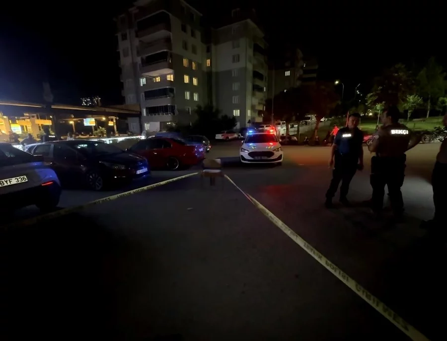 Bursa'da kafede tartıştığı kişiyi silahla vurup ka&ccedil;tı