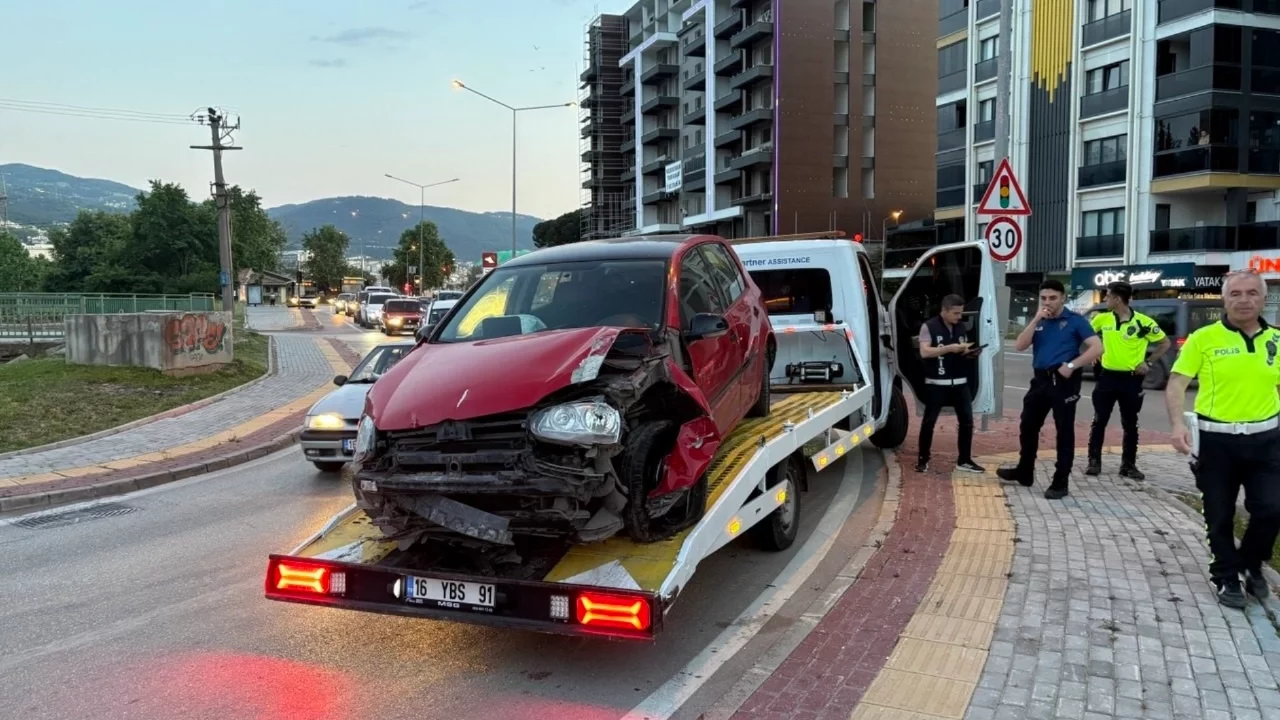 Bursa&rsquo;da Kontrolden &Ccedil;ıkan Ara&ccedil; Tabelaya &Ccedil;arptı: 1 Yaralı