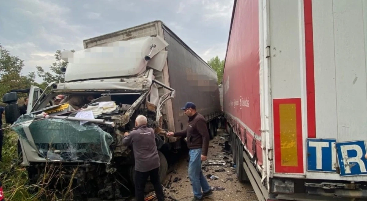 Bursa'da Korkutan Kaza: İki Kamyon Kafa Kafaya Çarpıştı, 1 Sürücü Yaralandı