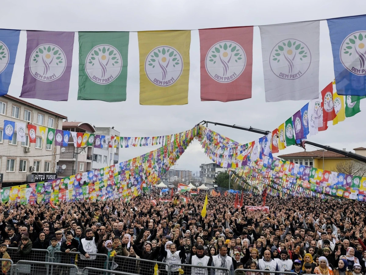 Bursa&rsquo;da Newroz Coşkusu: Binlerce Kişi Arabayatağı&rsquo;nda Buluştu