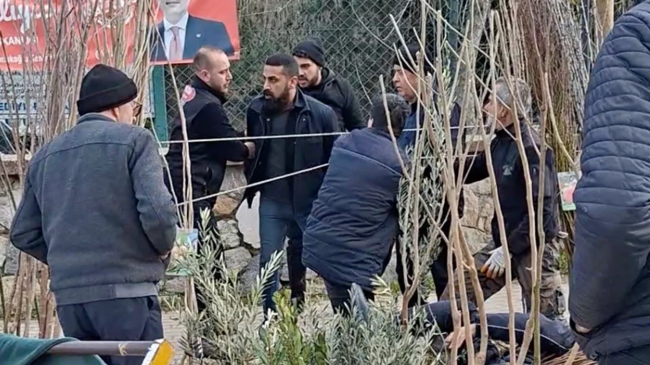 Bursa'da seyyar satıcılardan zabıtaya bı&ccedil;aklı saldırı!