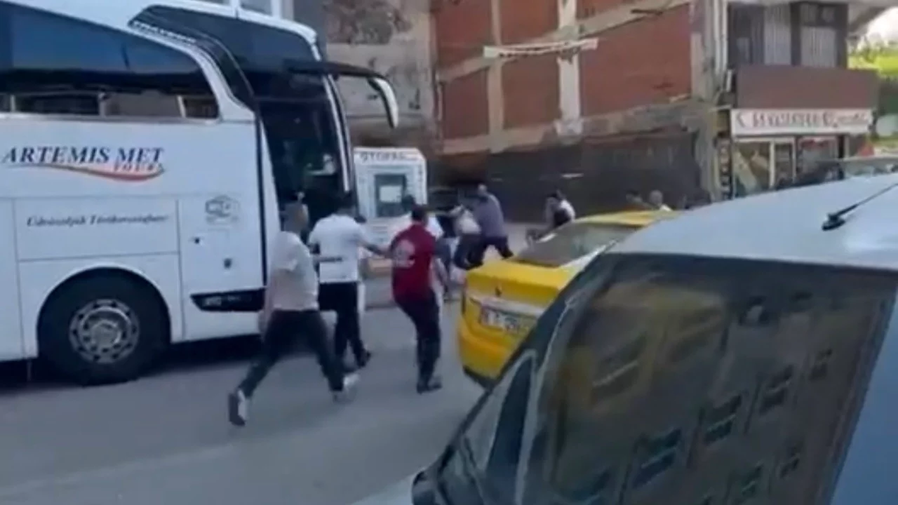 Bursa'da sokak ortasında bı&ccedil;aklı kavga!